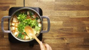 sopa de verduras con tomate y repollo