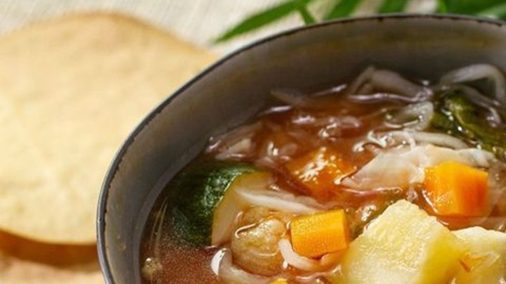 sopa de verduras con tomate y repollo