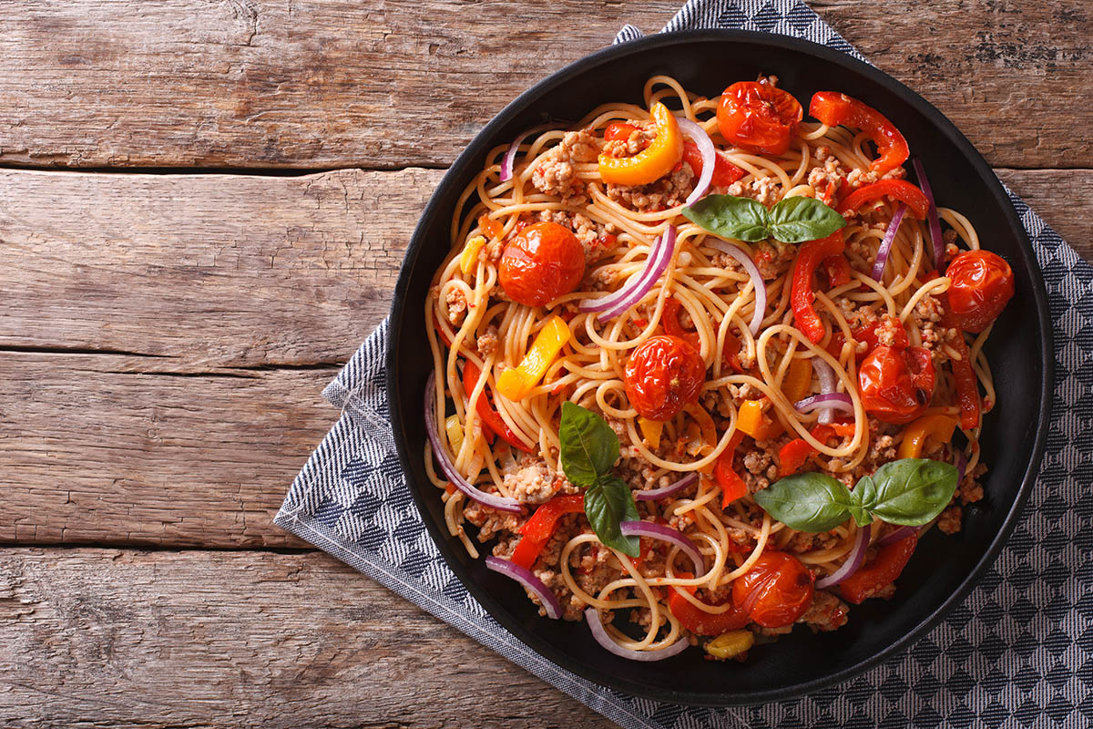 Espaguetis con carne molida y vegetales asados: receta fácil y deliciosa