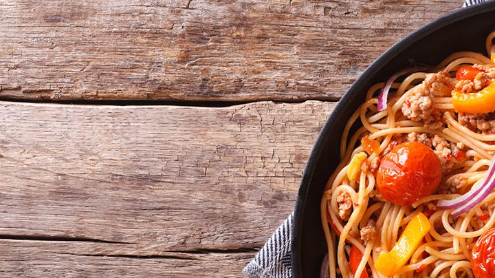 espaguetis con carne molida y vegetales