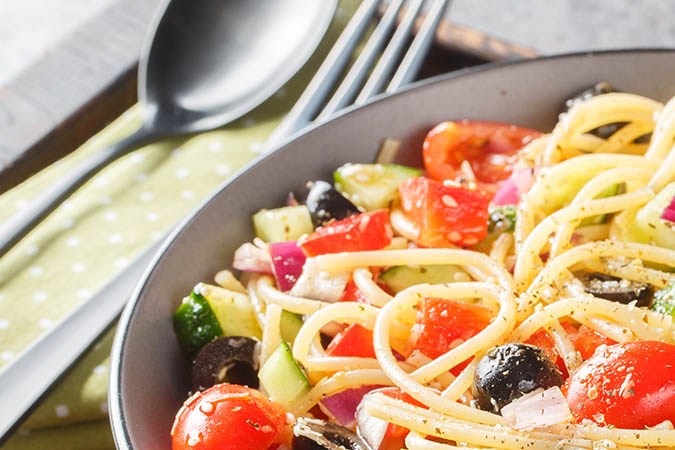 espaguetis con tomates cherry y aceitunas