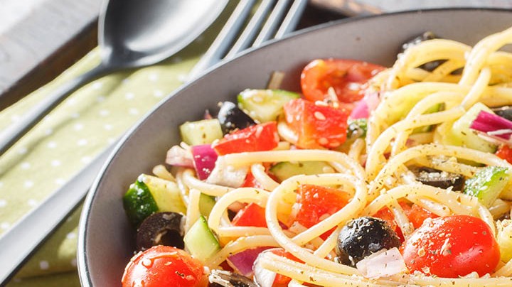 espaguetis con tomates cherry y aceitunas