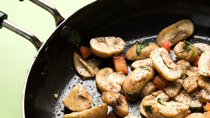 sartén con salteado de champiñones