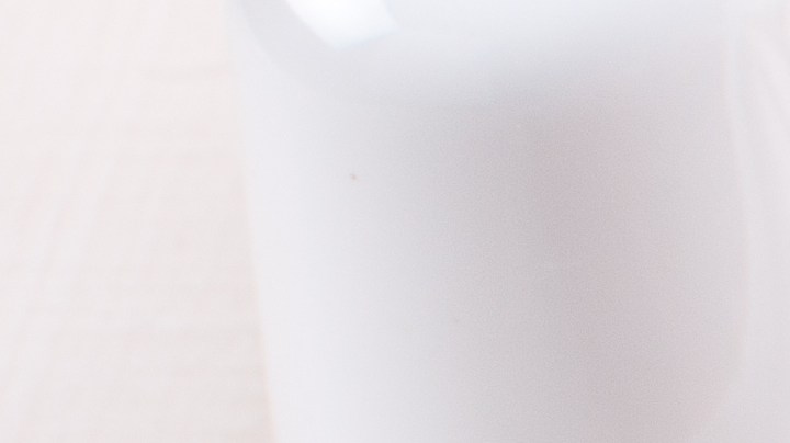 Muslos de pollo con salsa de tomate y albahaca