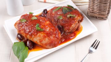 Muslos de pollo con salsa de tomate y albahaca