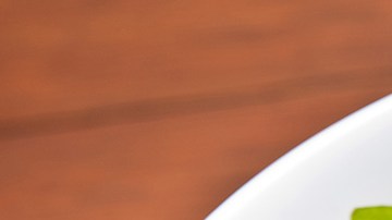 bowl de ensalada de rúcula y manzana