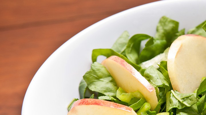 bowl de ensalada de rúcula y manzana