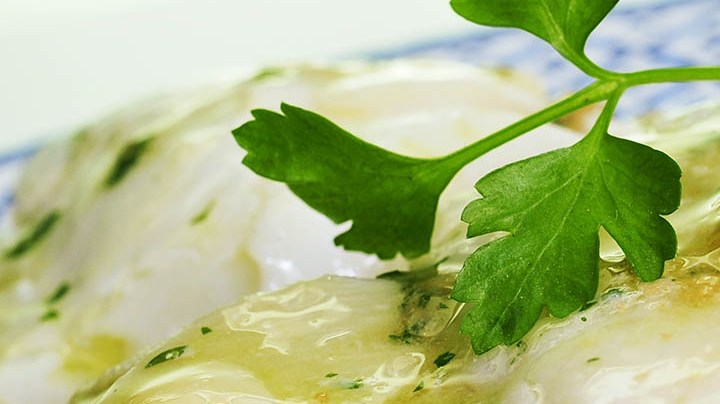 filete de pescado en salsa verde