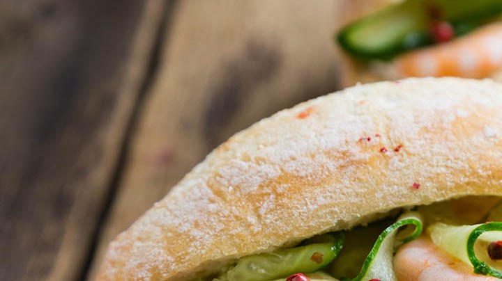 Sandwich de camarones con queso