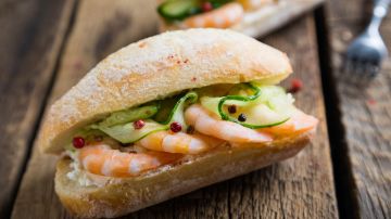 Sandwich de camarones con queso