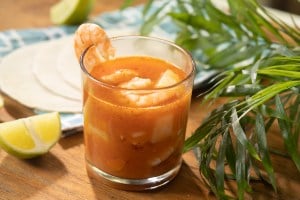 Caldo de camarones con tomates