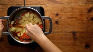 Caldo de camarones con tomates