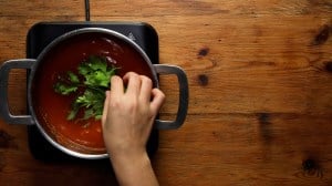 Caldo de camarones con tomates