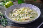 caldo de pollo con tallarines