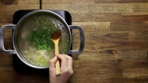 caldo de pollo con tallarines