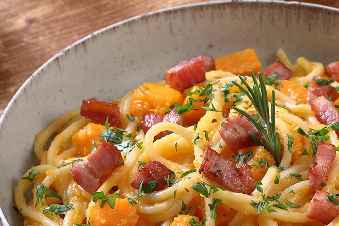 espaguetis con calabaza y bacon