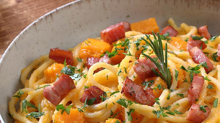 espaguetis con calabaza y bacon