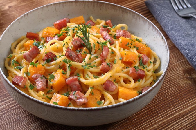 espaguetis con calabaza y bacon