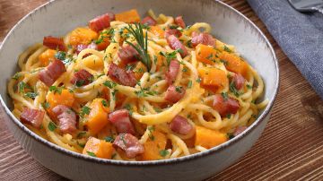 espaguetis con calabaza y bacon