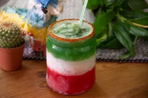 Coctel frappe tricolor sandía, coco y pepino