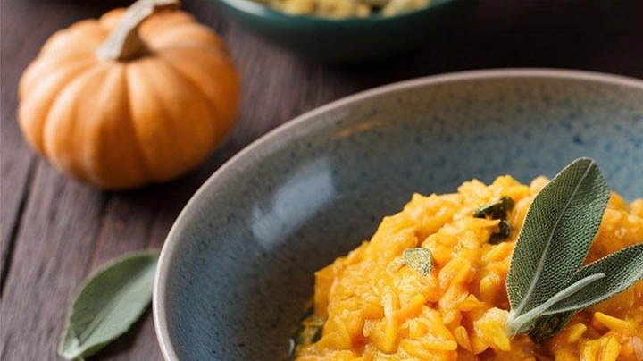 plato con risotto de calabaza