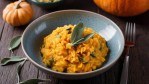 plato con risotto de calabaza