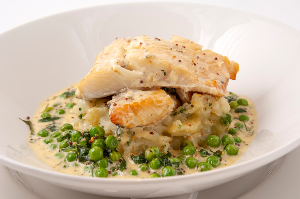 Halibut en salsa con guisantes