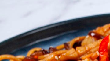 tallarines chinos con calamares