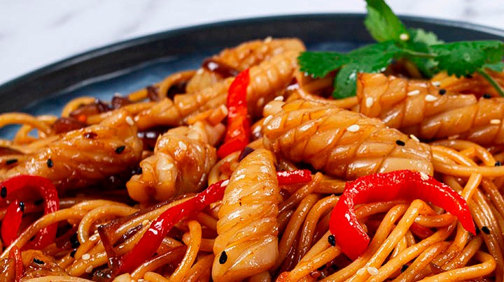 tallarines chinos con calamares