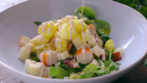 Ensalada de cangrejo con piña y manzana