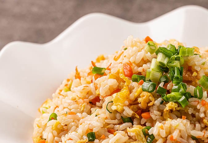 plato de arroz frito con verdura y huevo