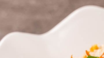 plato de arroz frito con verdura y huevo