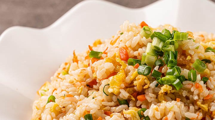 plato de arroz frito con verdura y huevo