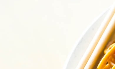 plato de lo mein con pollo sin vegetales