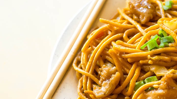 plato de lo mein con pollo sin vegetales