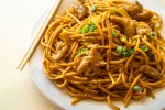 plato de lo mein con pollo sin vegetales