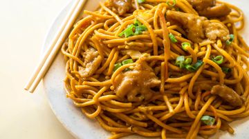 plato de lo mein con pollo sin vegetales