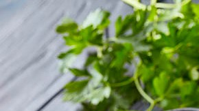 papas fritas gratinadas con queso y tocineta