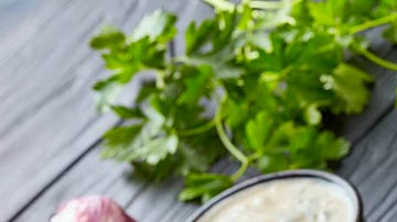 papas fritas gratinadas con queso y tocineta