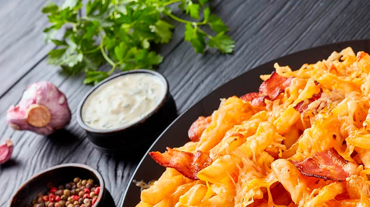 papas fritas gratinadas con queso y tocineta