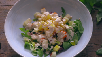 Ensalada de cangrejo con piña y manzana