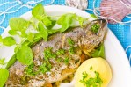 Robalo al horno con hierbas aromáticas