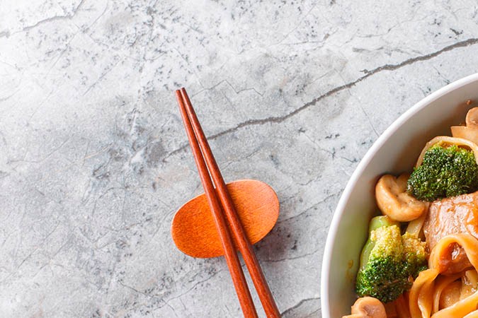 tallarines con carne teriyaki y hongos