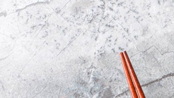 tallarines con carne teriyaki y hongos