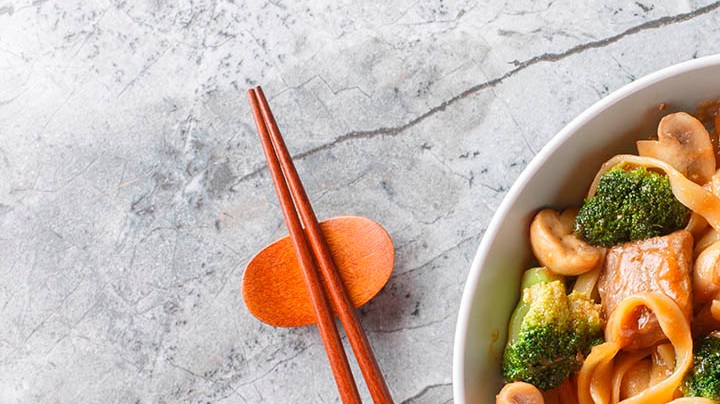 tallarines con carne teriyaki y hongos