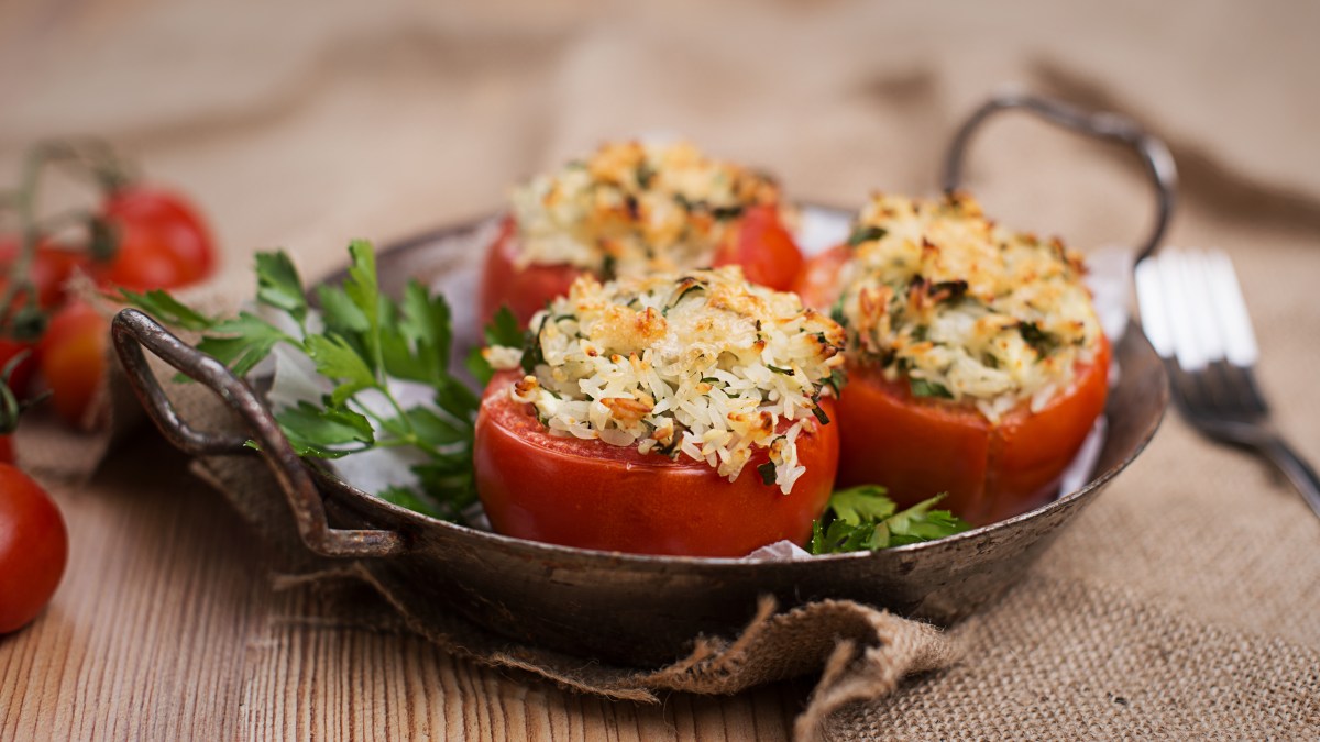 Tomates Rellenos Receta de tomates rellenos de arroz al horno: paso a paso