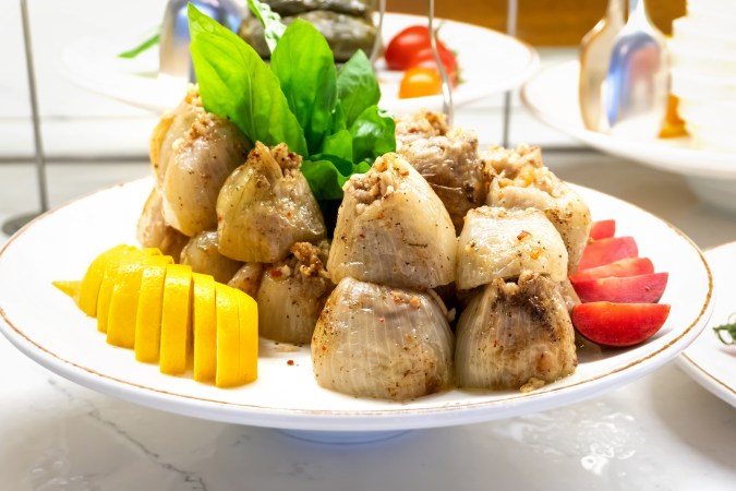 Cebollas rellenas de gambas y ajo