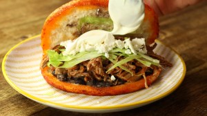 pambazo de carne deshebrada.