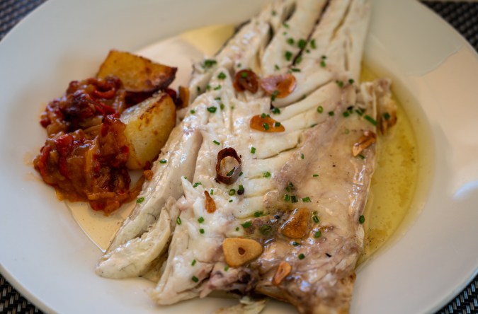 Robalo al ajillo