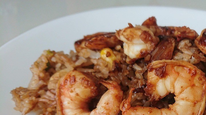 arroz salteado con langostinos y vainitas verdes